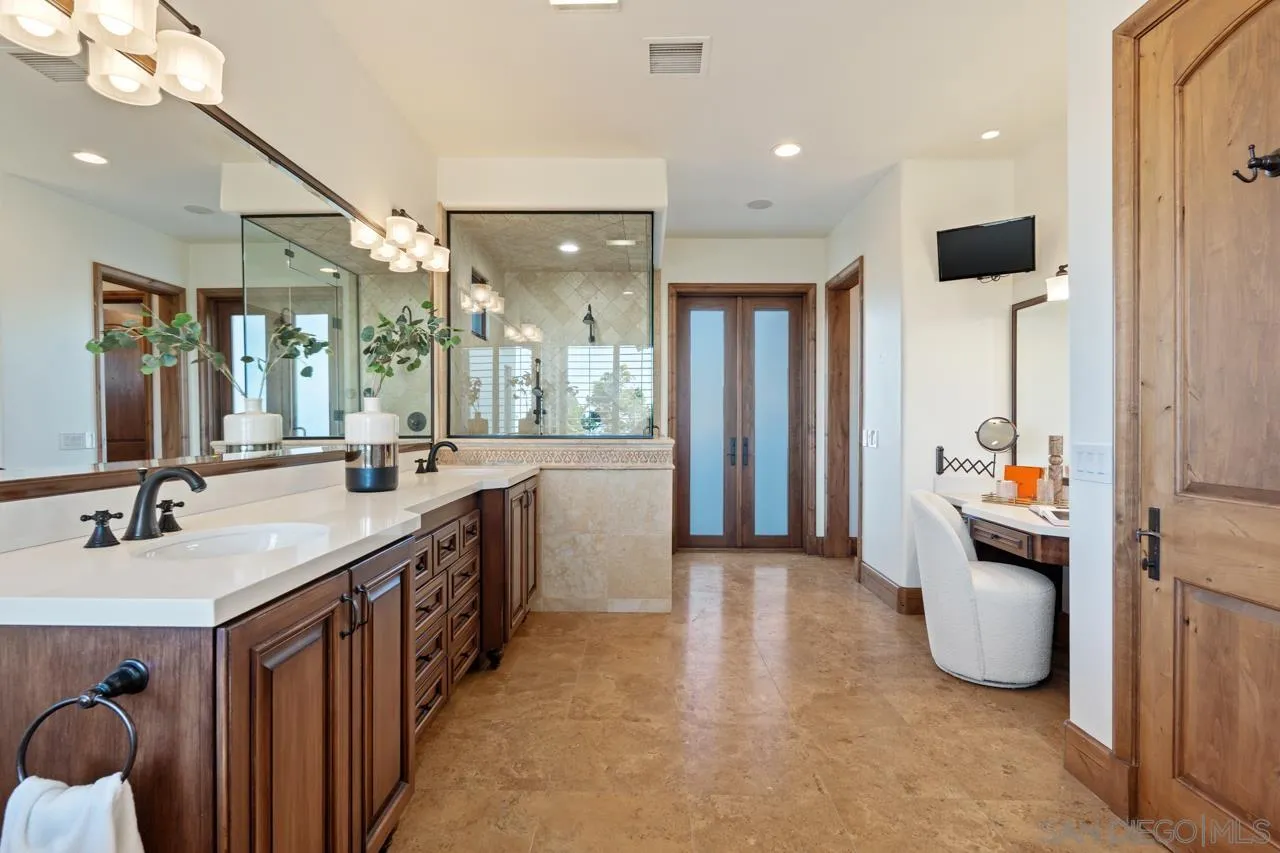 8080 La Jolla Scenic Dr North