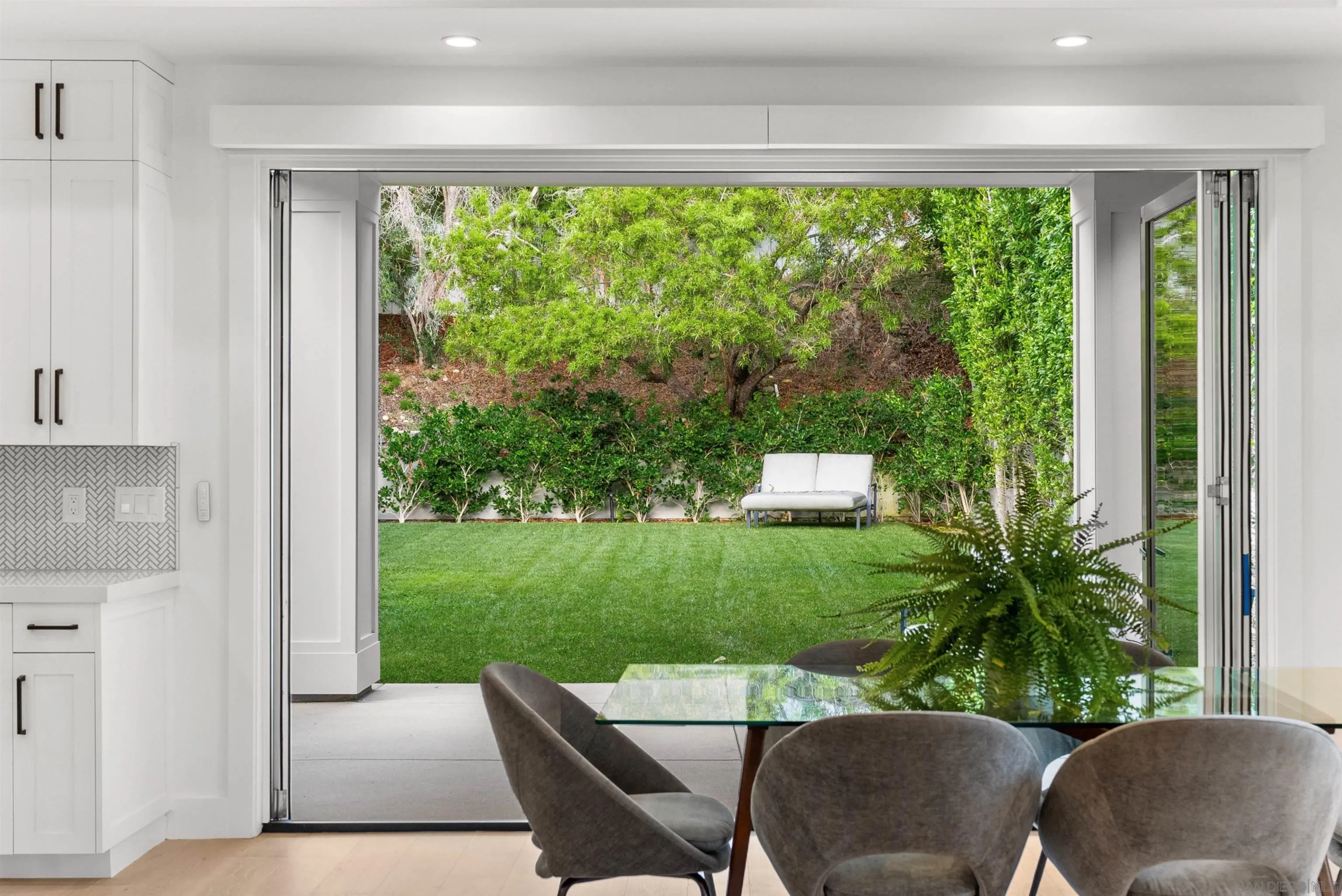 5673 Linda Rosa Ave