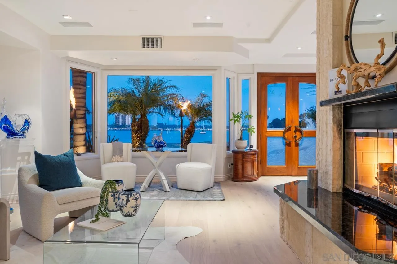 2741 Bayside Walk
