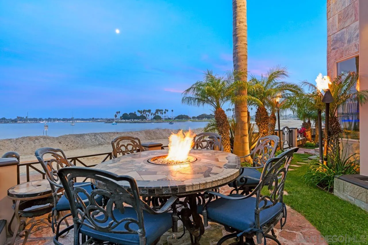 2741 Bayside Walk