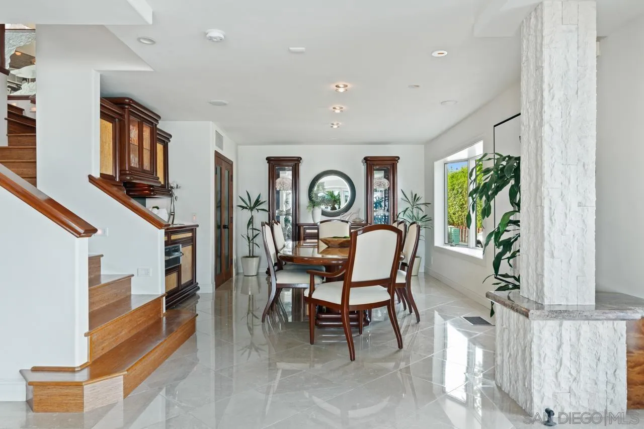 2741 Bayside Walk