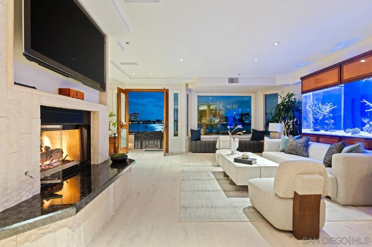 2741 Bayside Walk
