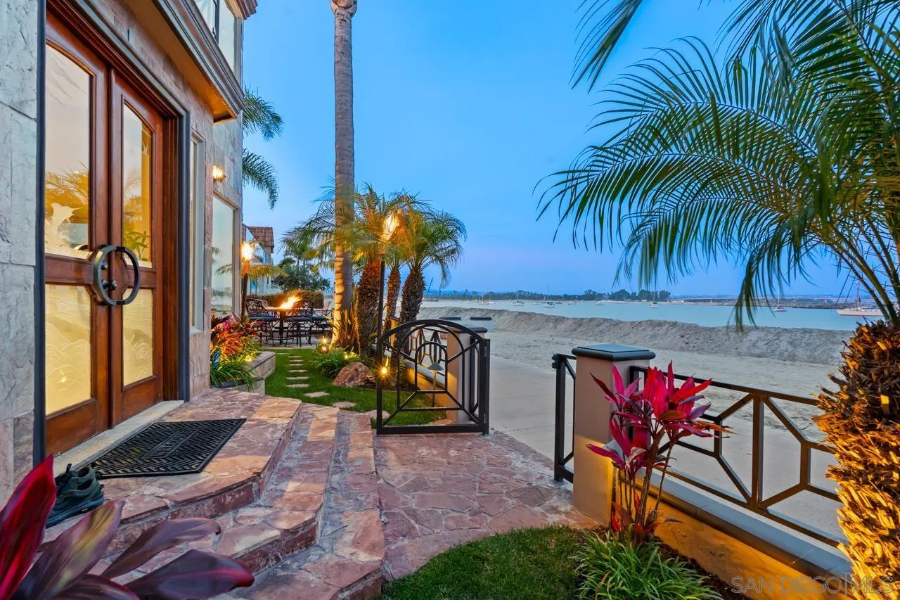 2741 Bayside Walk