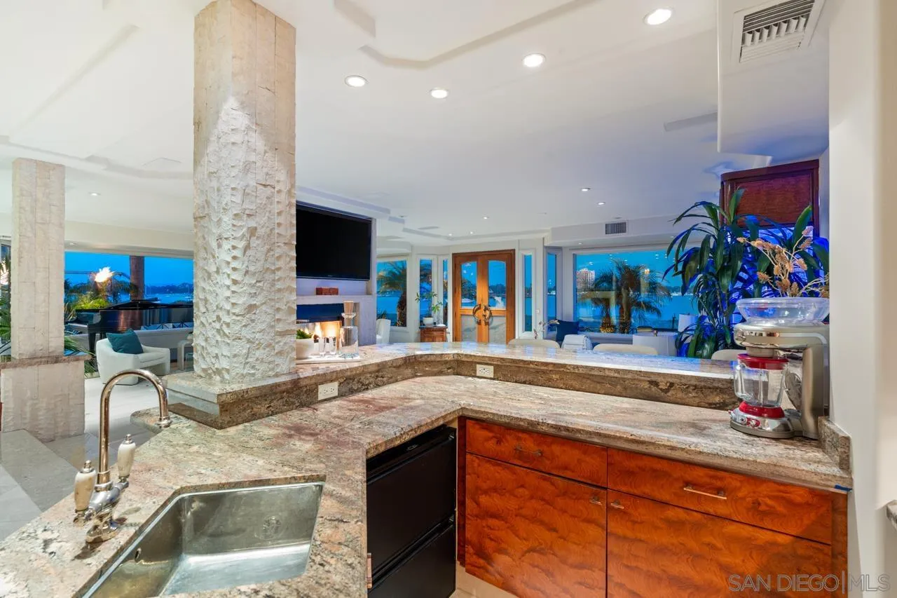 2741 Bayside Walk