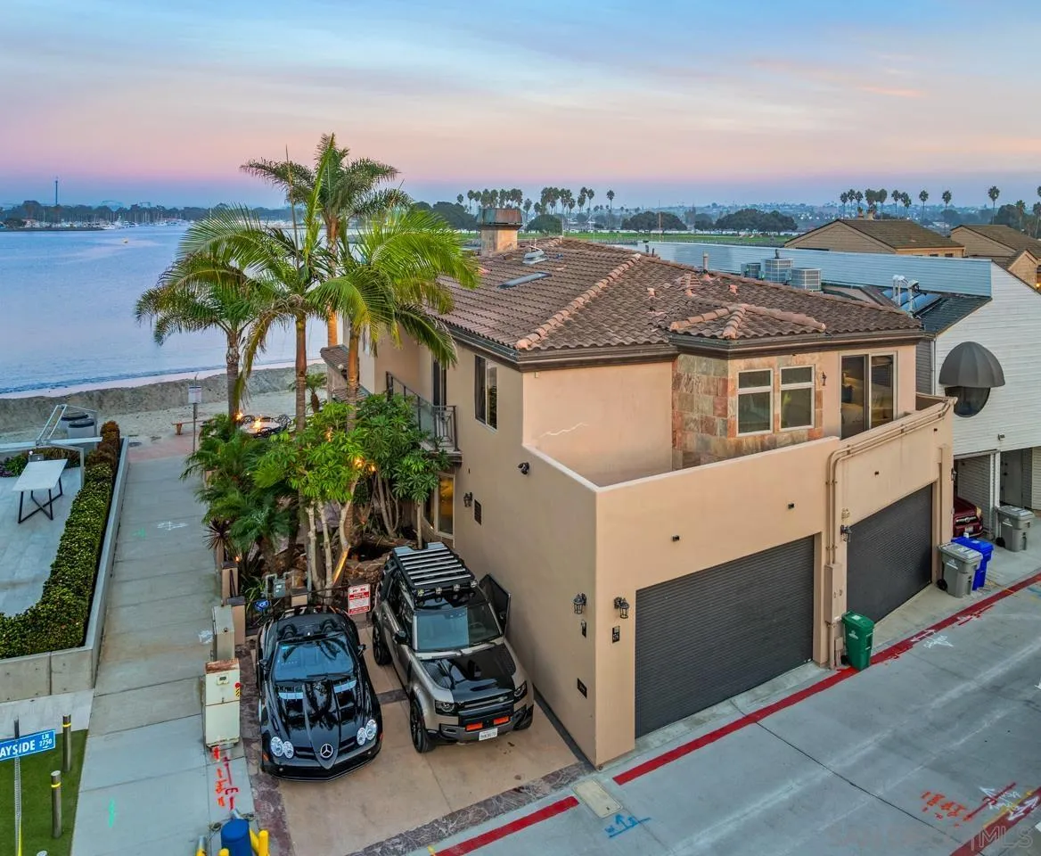 2741 Bayside Walk