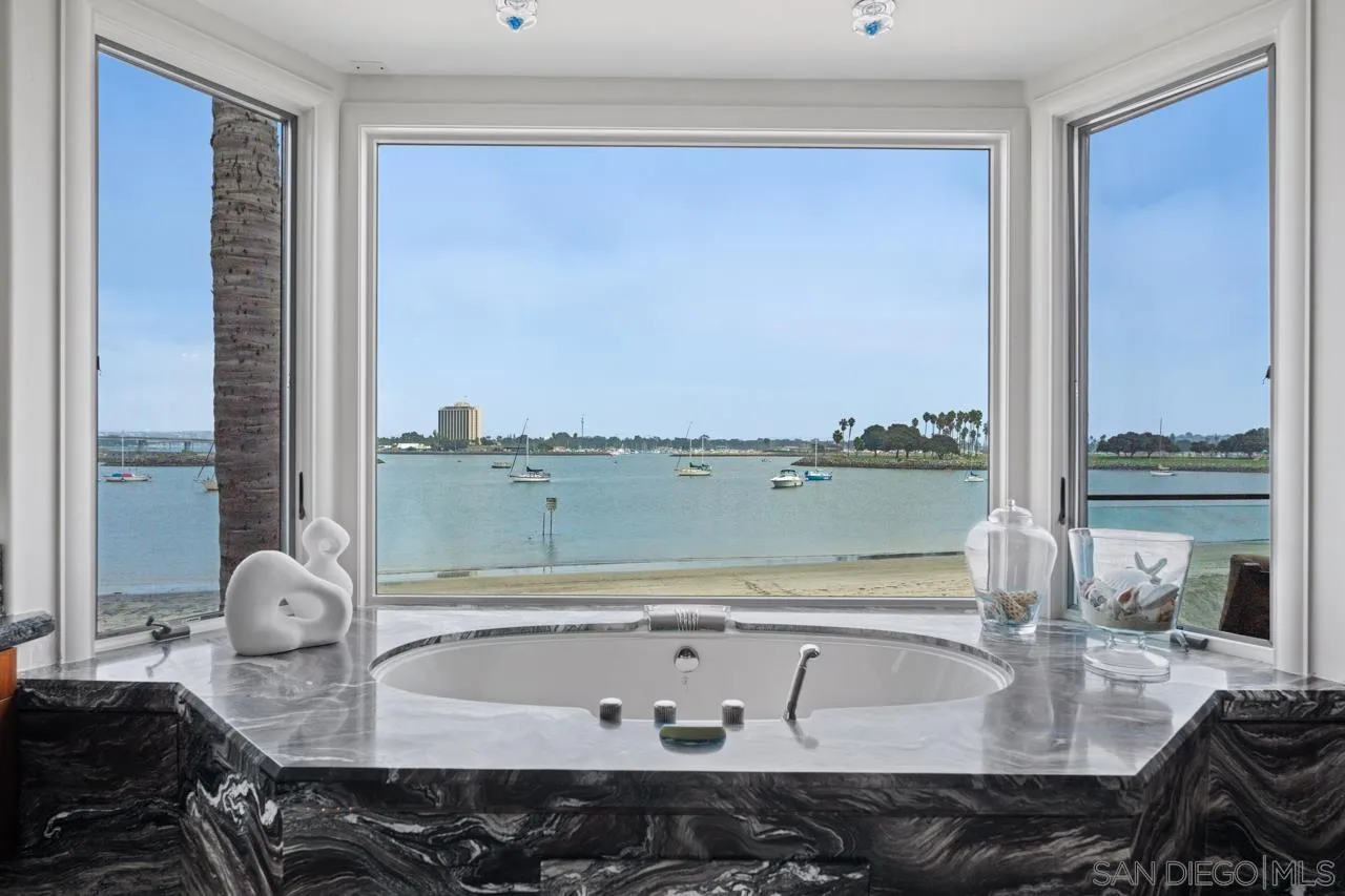 2741 Bayside Walk