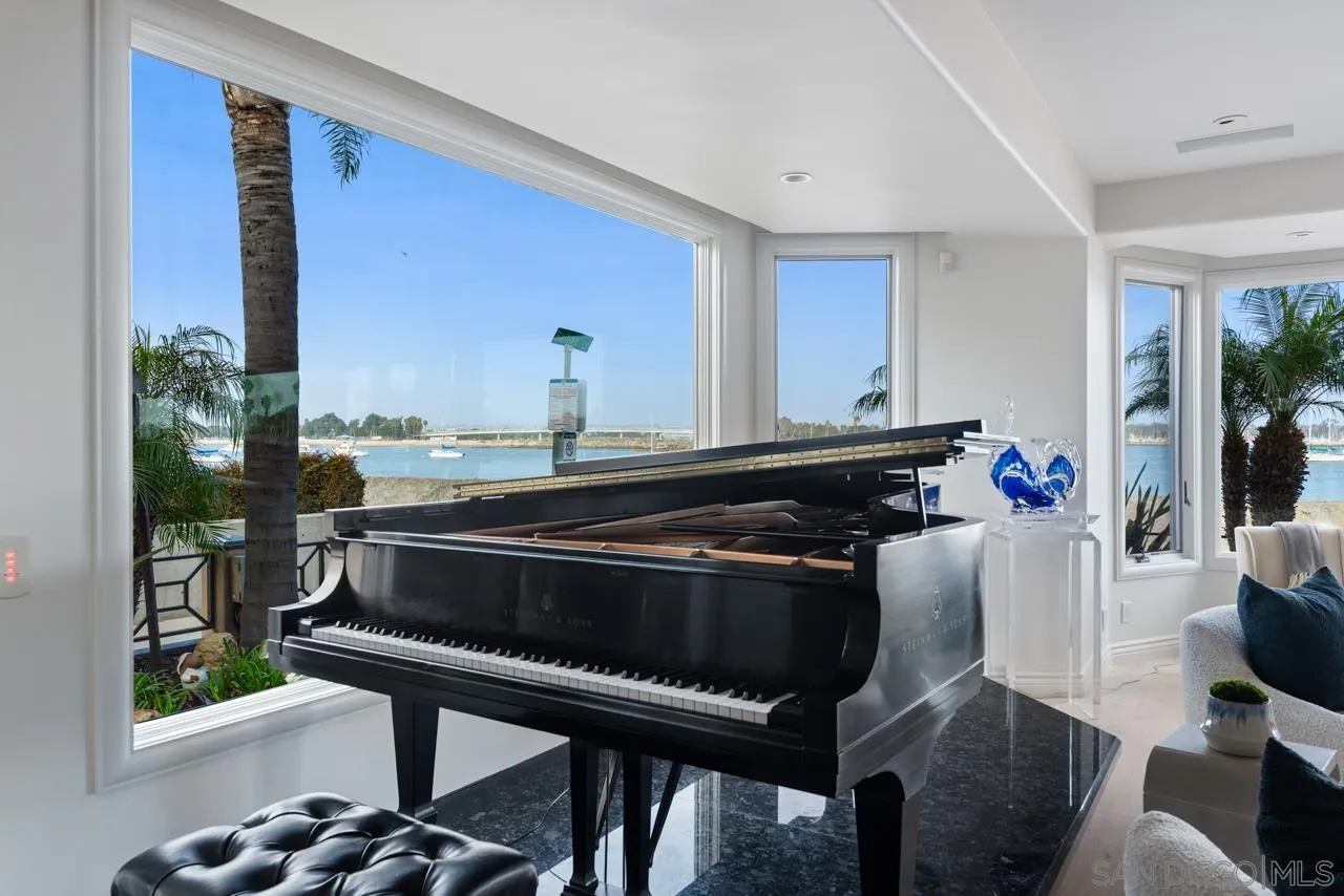 2741 Bayside Walk