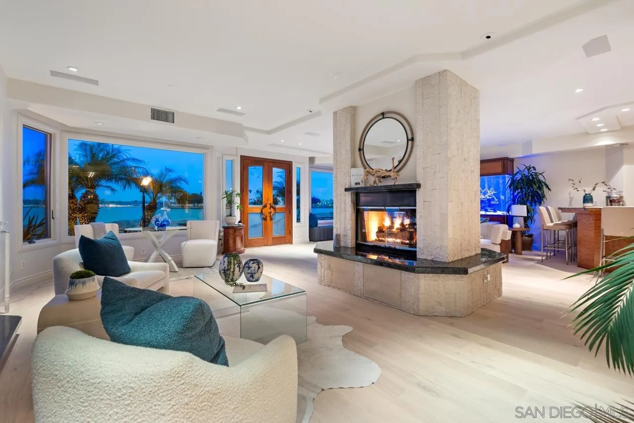 2741 Bayside Walk