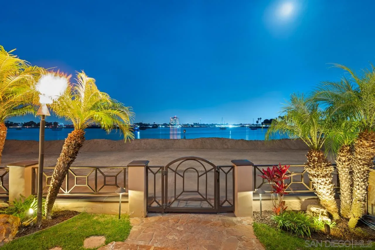 2741 Bayside Walk