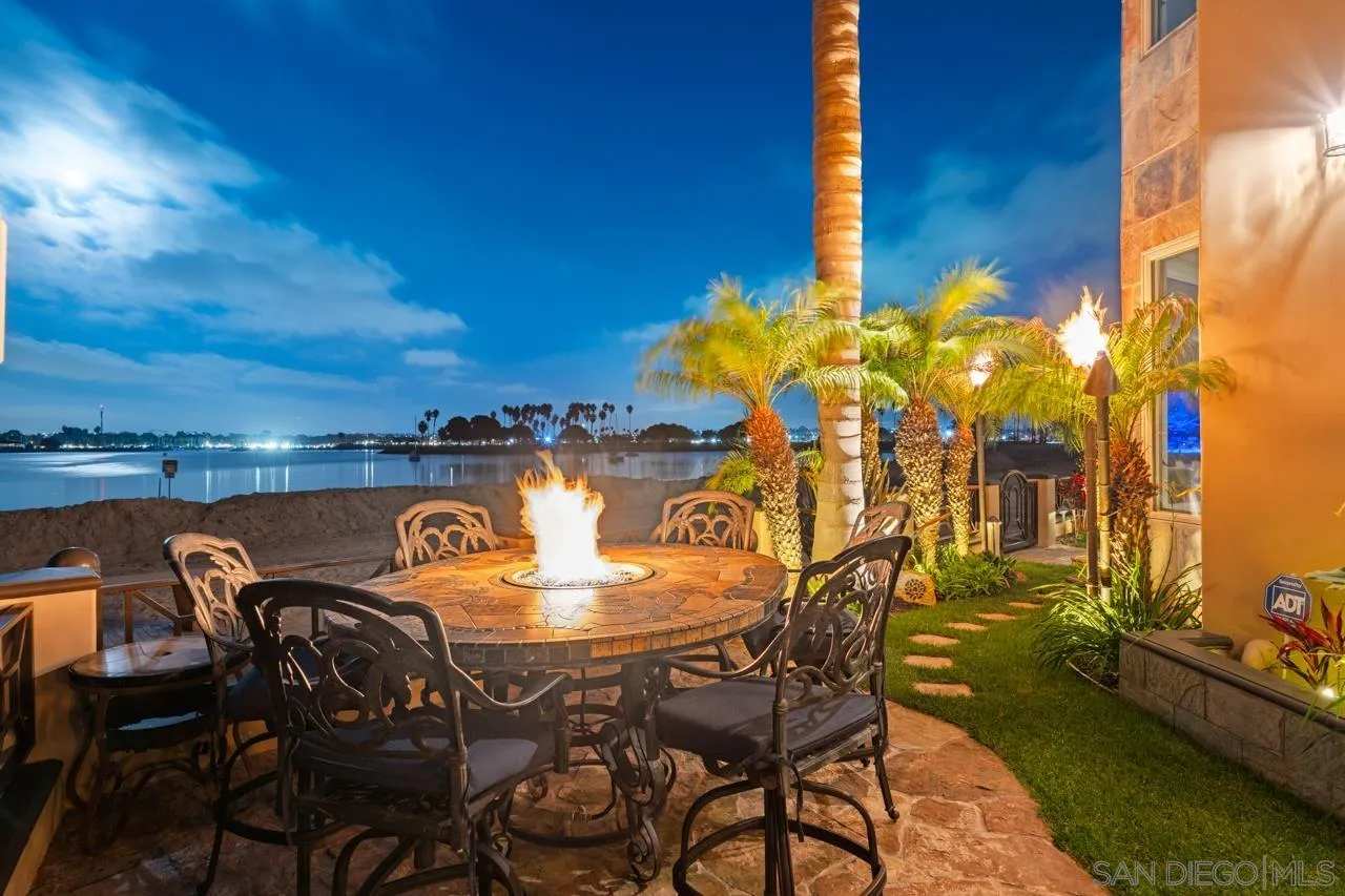 2741 Bayside Walk