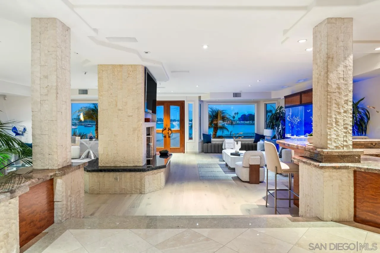 2741 Bayside Walk