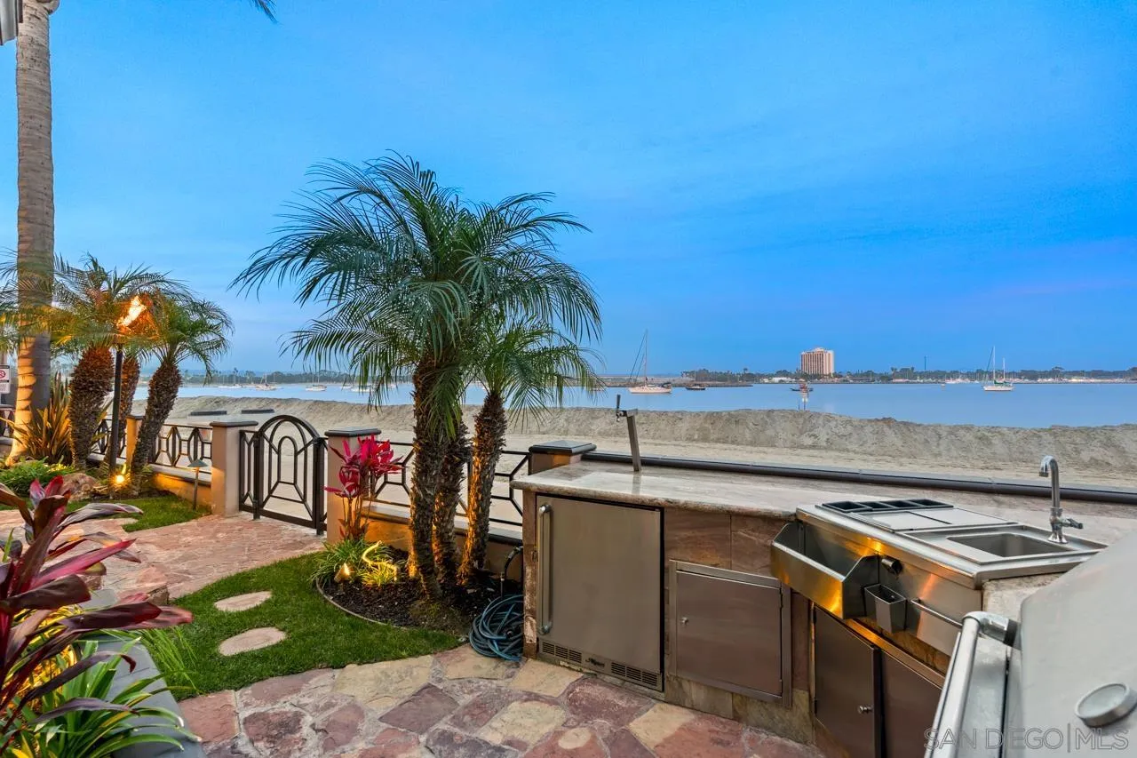 2741 Bayside Walk