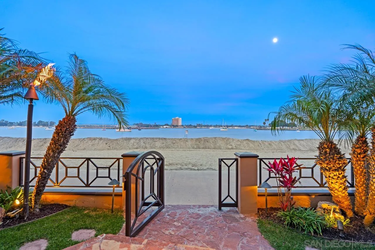 2741 Bayside Walk