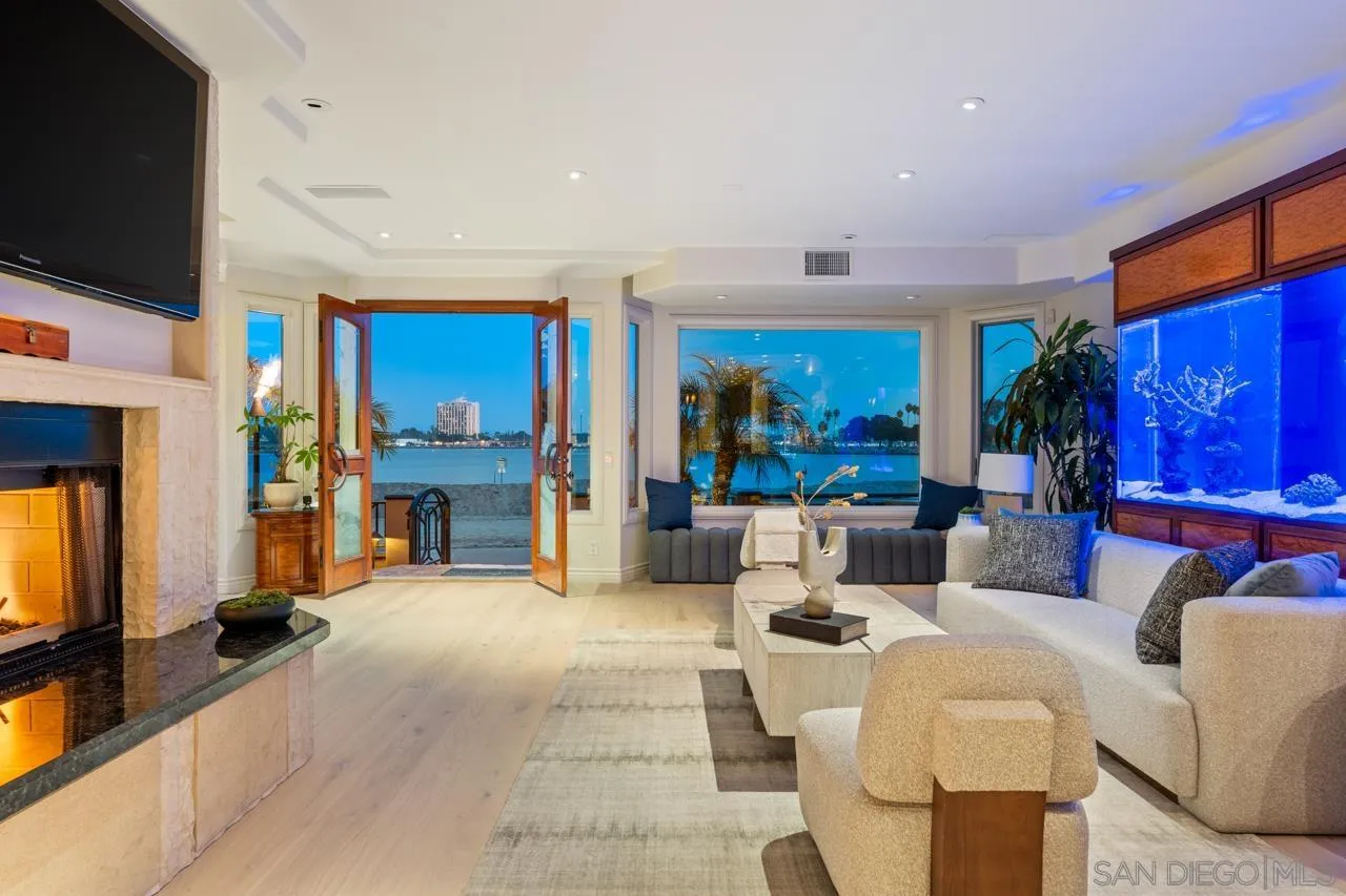 2741 Bayside Walk