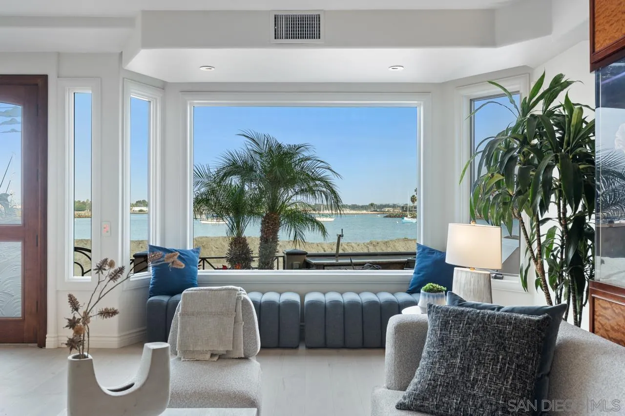 2741 Bayside Walk