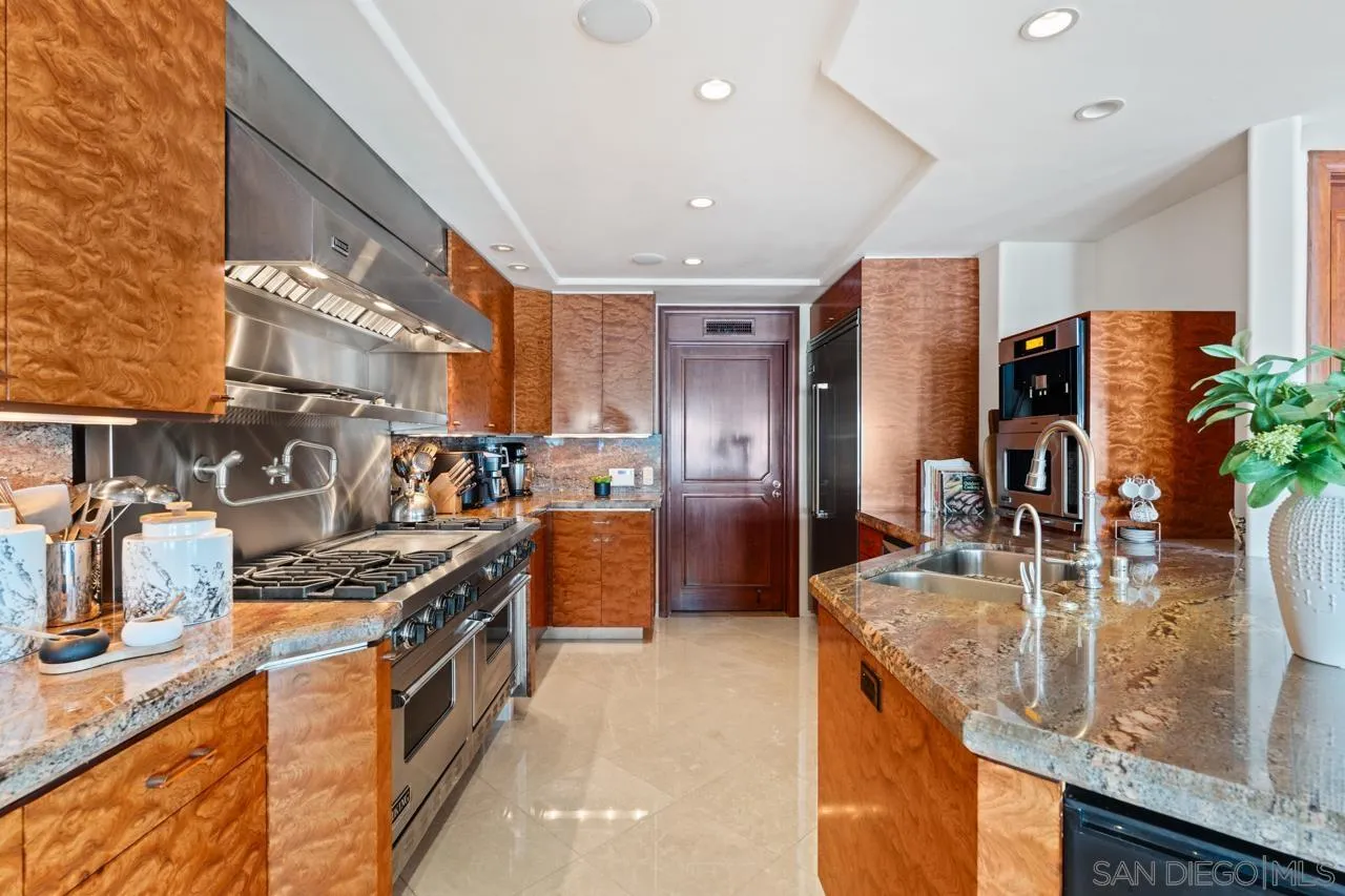 2741 Bayside Walk