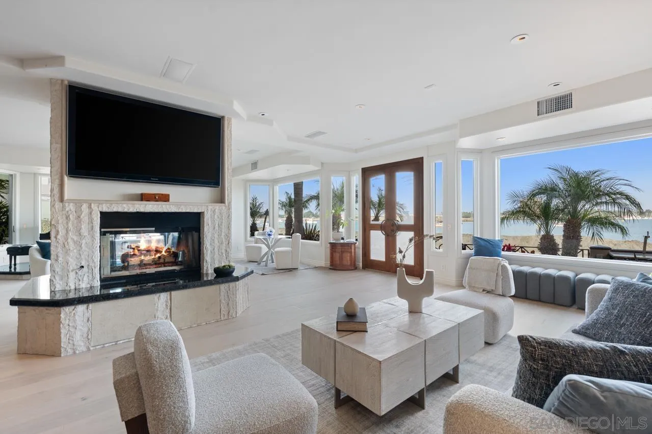 2741 Bayside Walk
