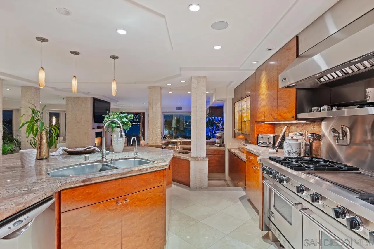 2741 Bayside Walk