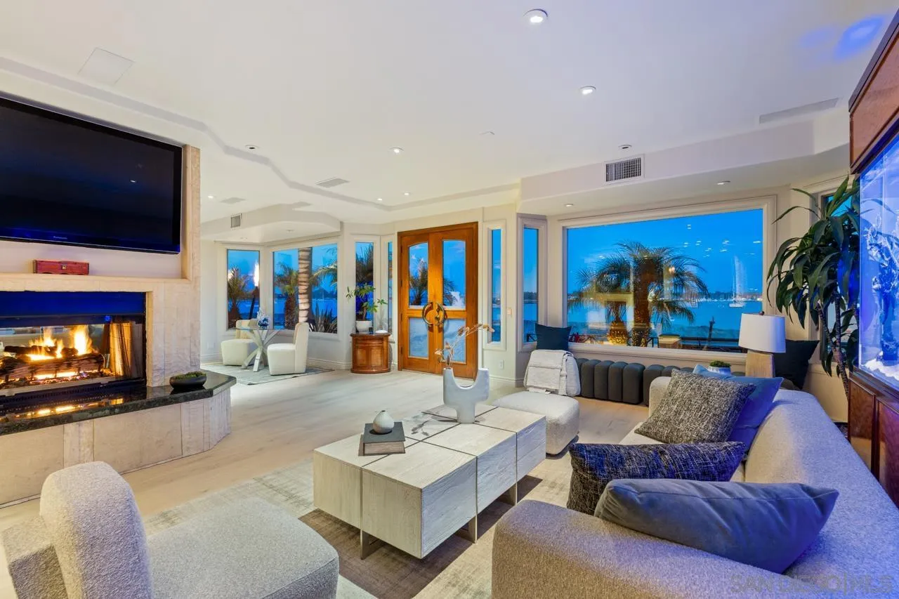 2741 Bayside Walk