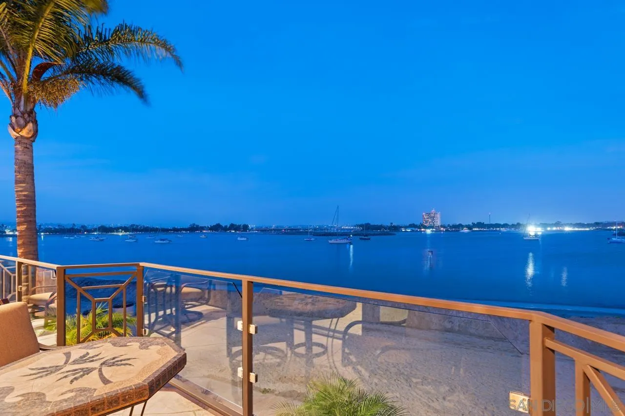 2741 Bayside Walk