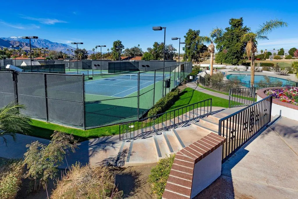 80 Avenida Las Palmas