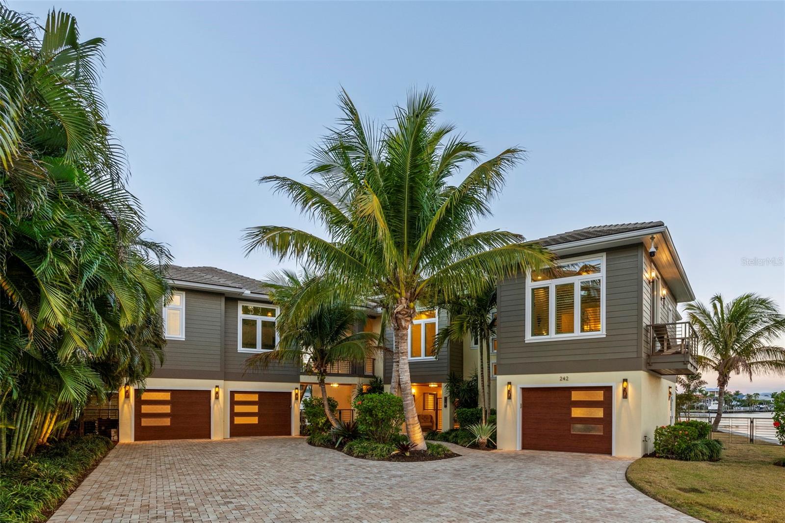 242 OAK AVE