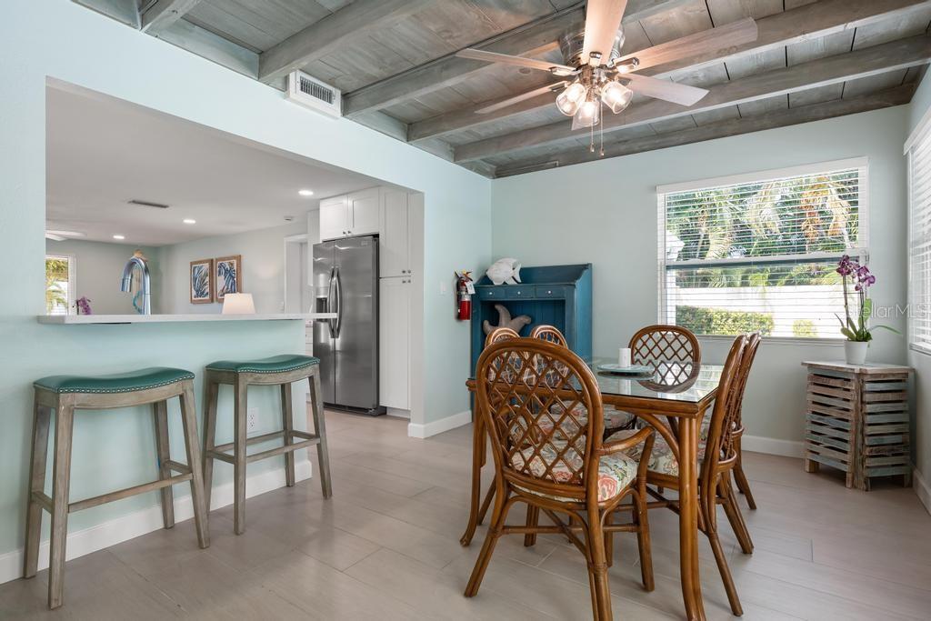 406 BAY PALMS DR