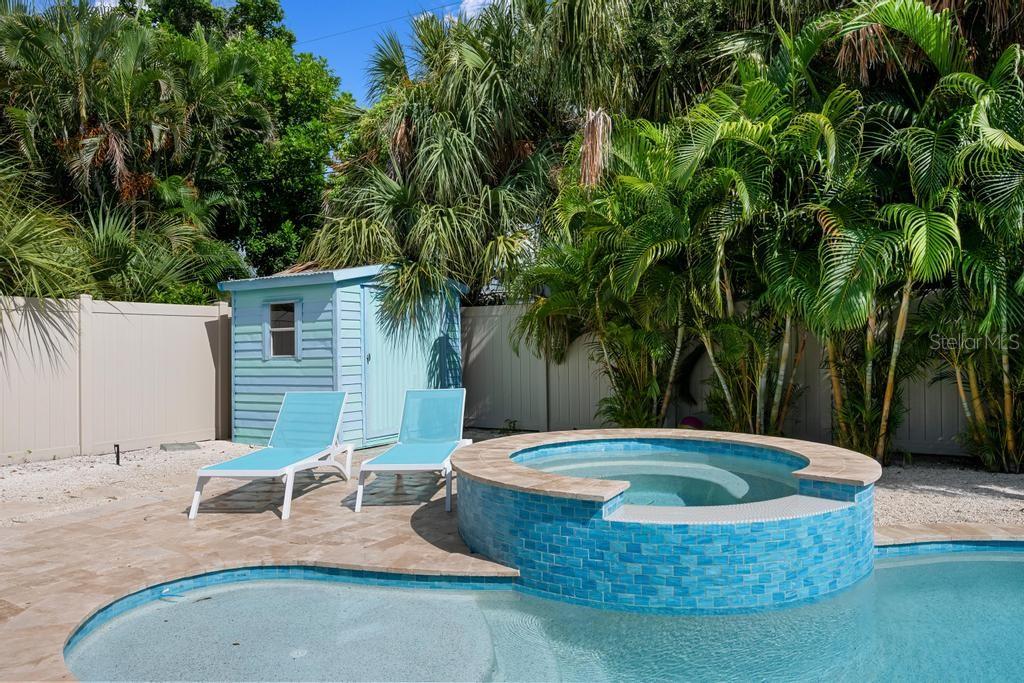 406 BAY PALMS DR