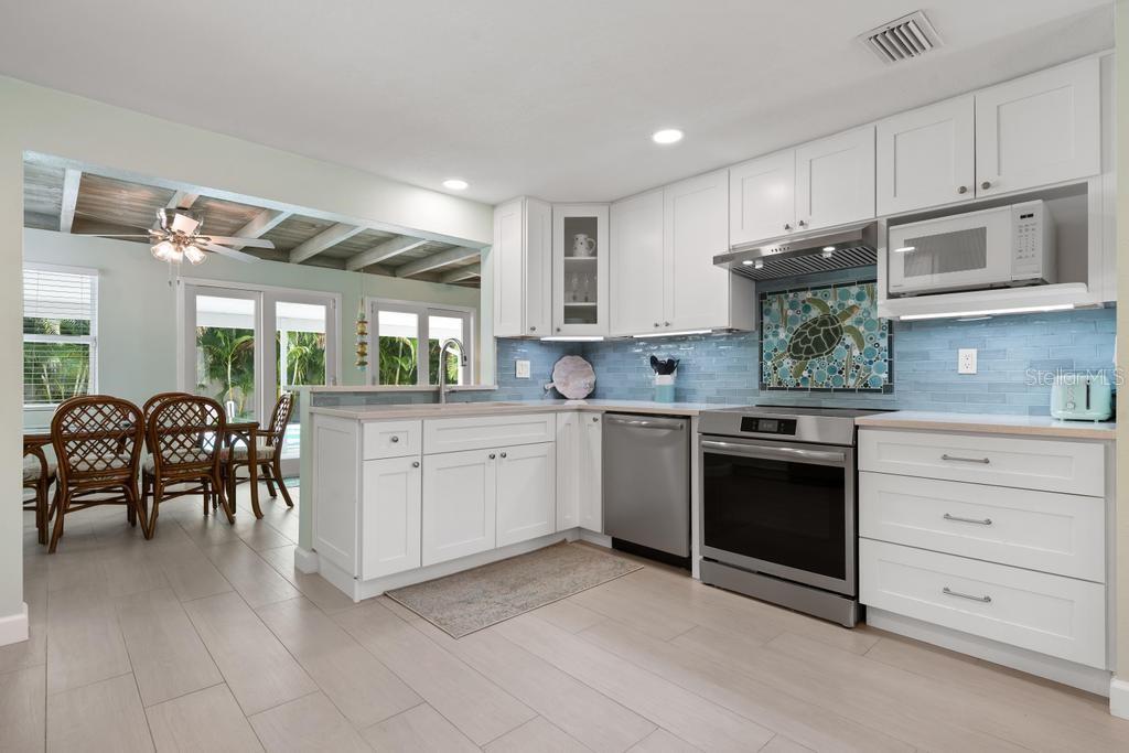 406 BAY PALMS DR