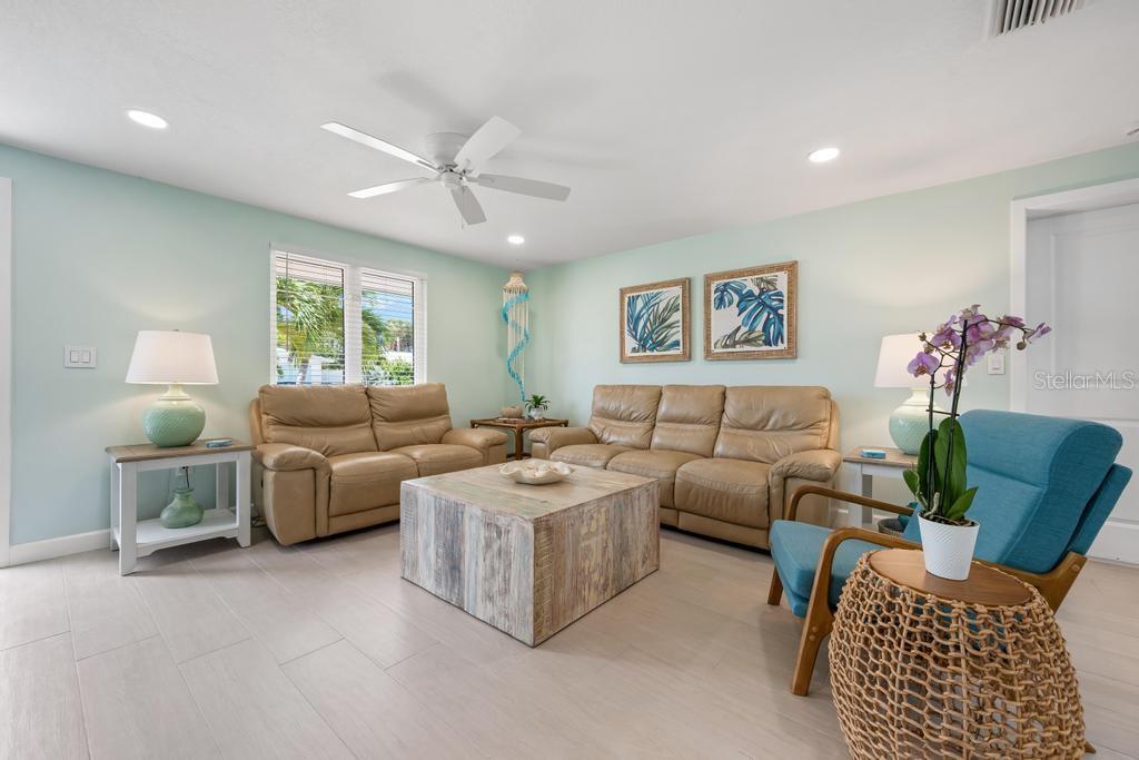 406 BAY PALMS DR