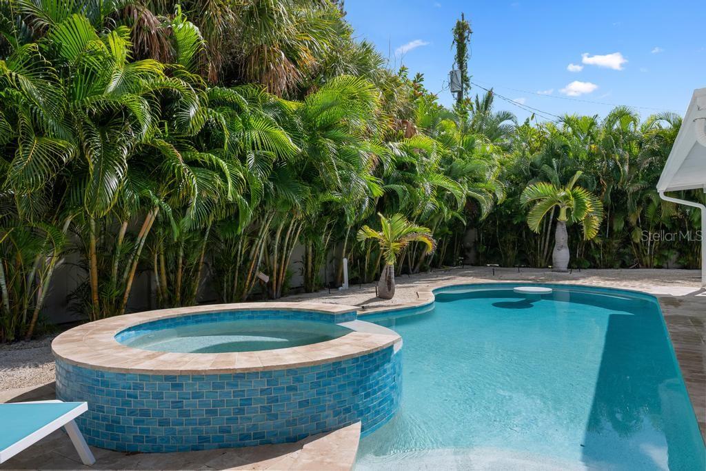 406 BAY PALMS DR