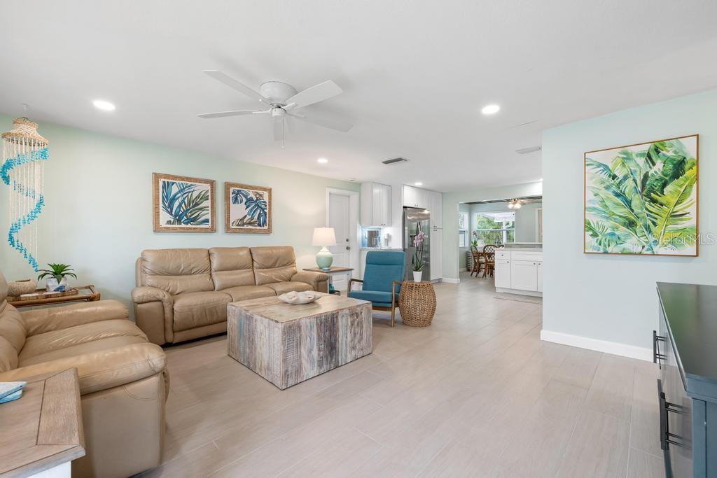 406 BAY PALMS DR