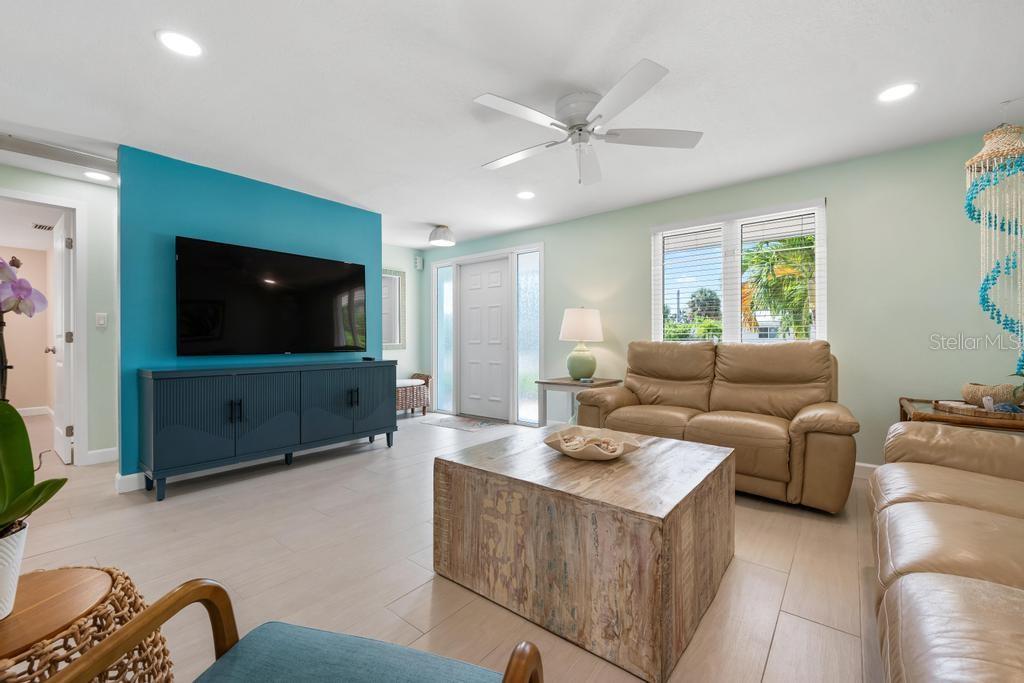 406 BAY PALMS DR