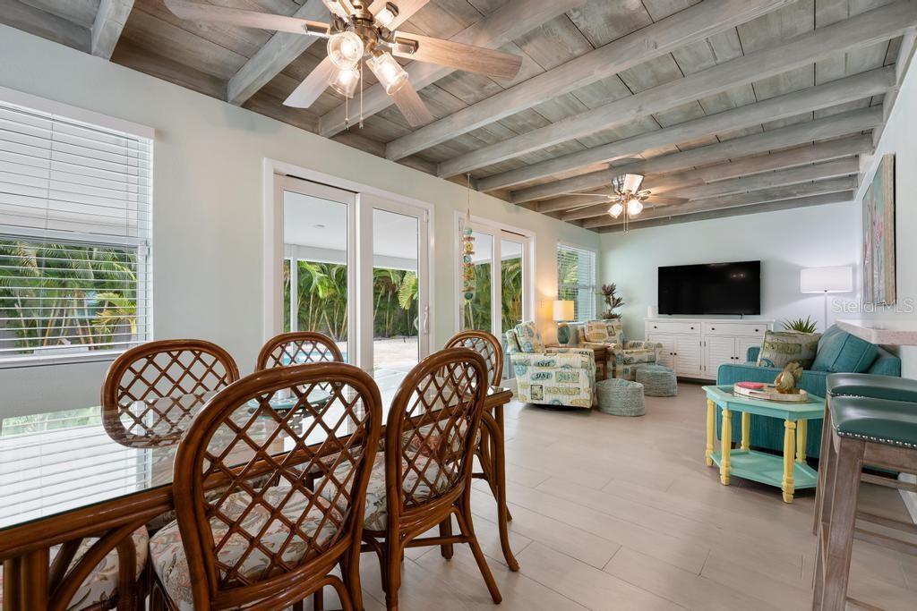 406 BAY PALMS DR