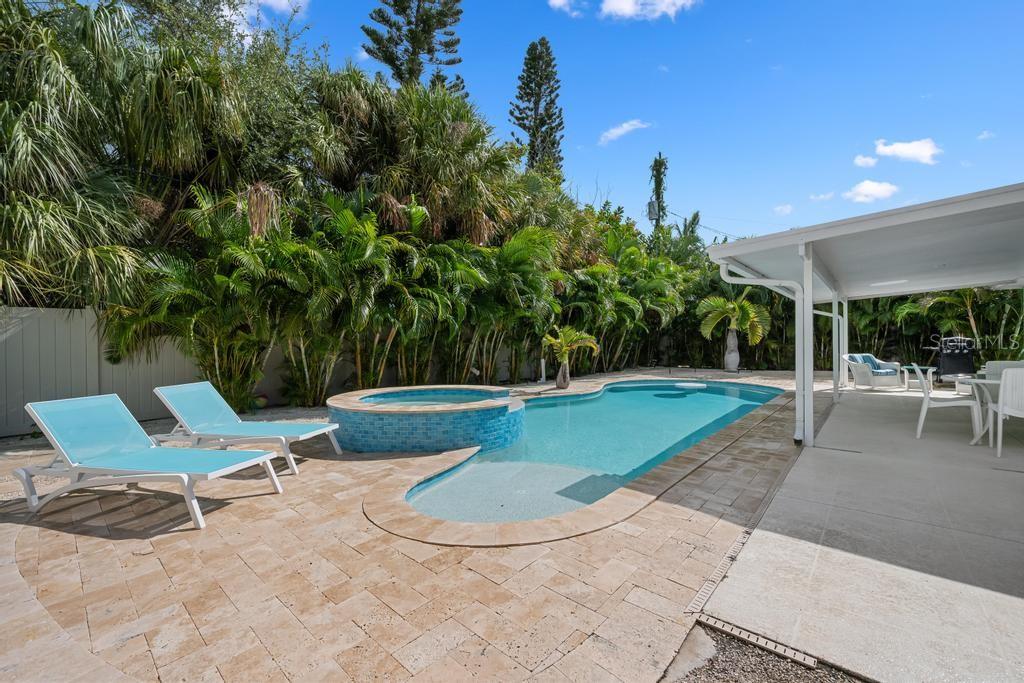 406 BAY PALMS DR