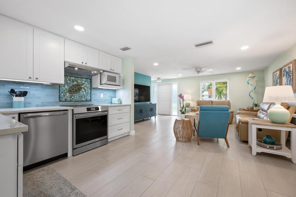 406 BAY PALMS DR