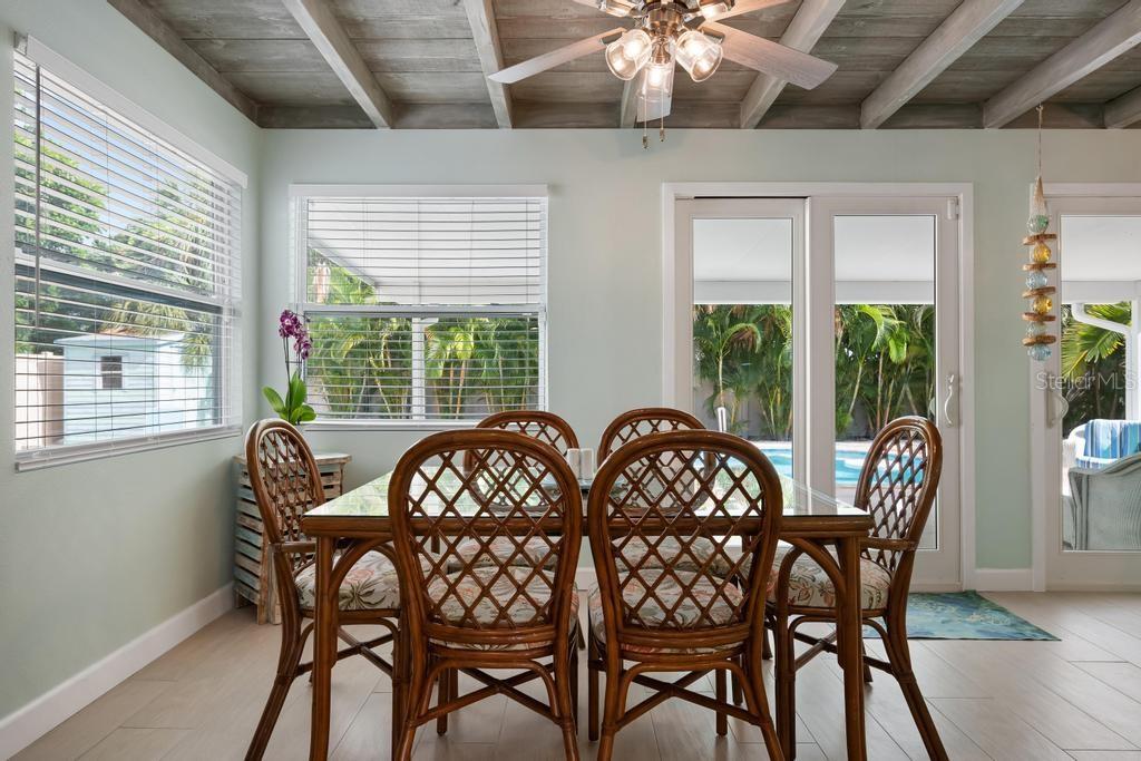 406 BAY PALMS DR