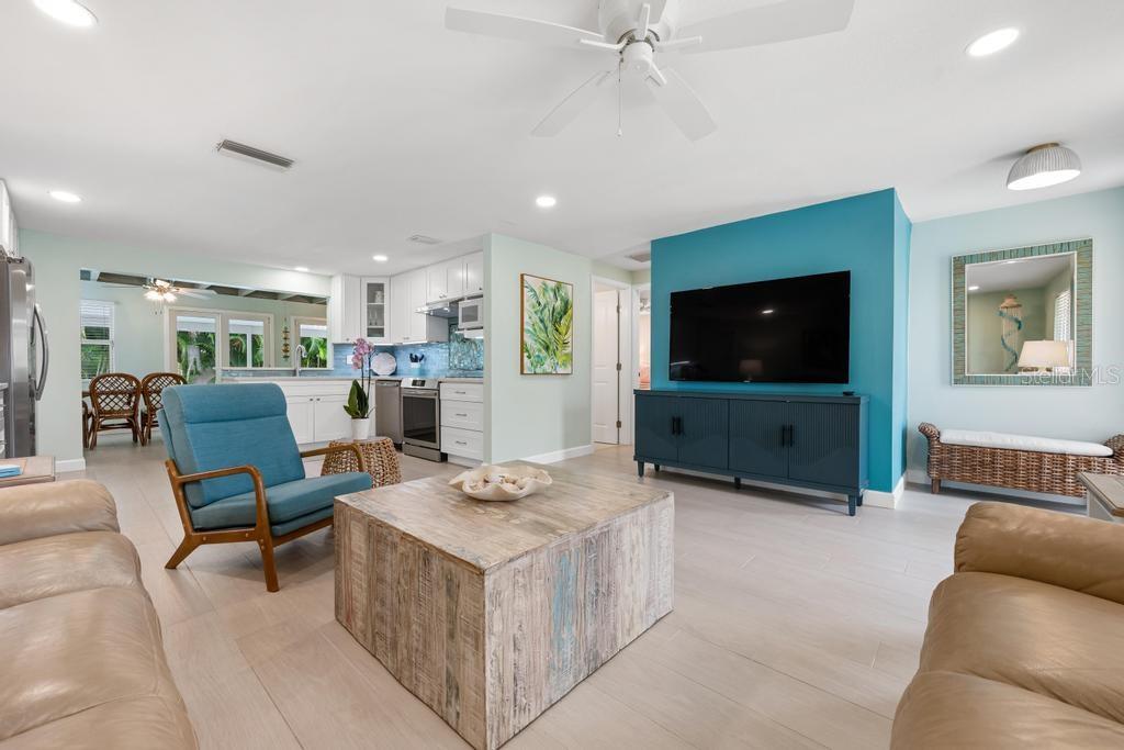 406 BAY PALMS DR