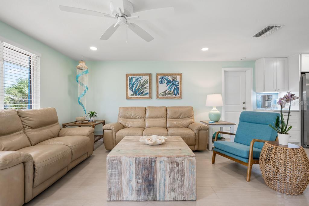 406 BAY PALMS DR