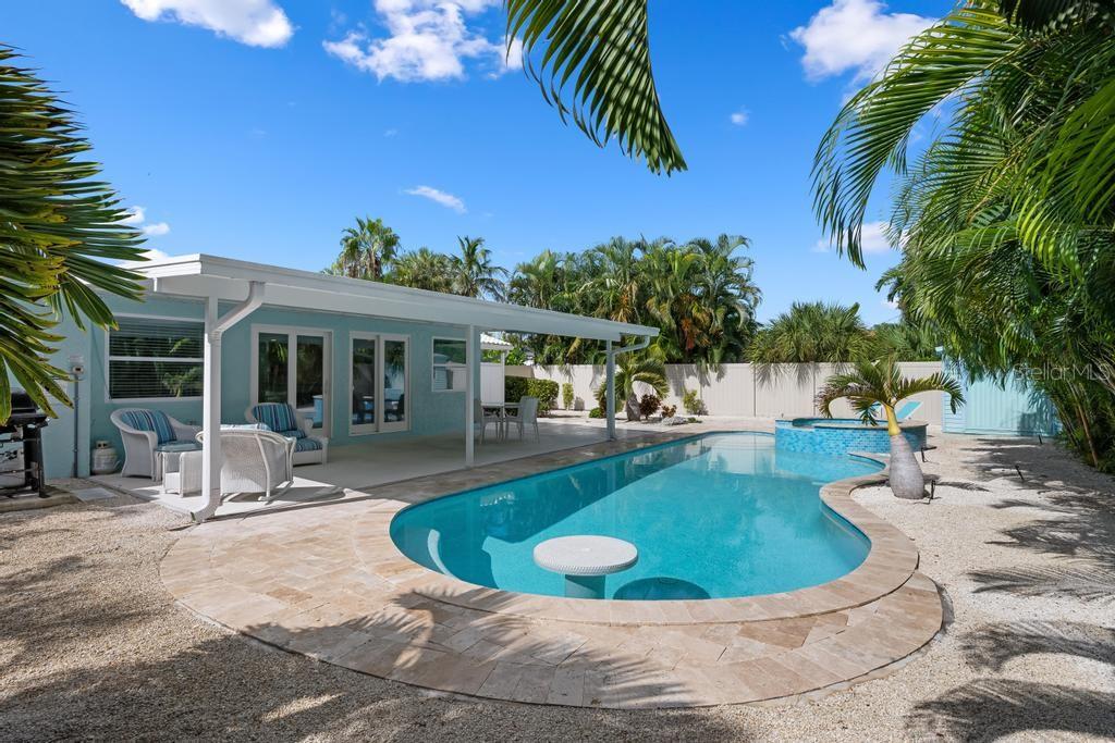 406 BAY PALMS DR