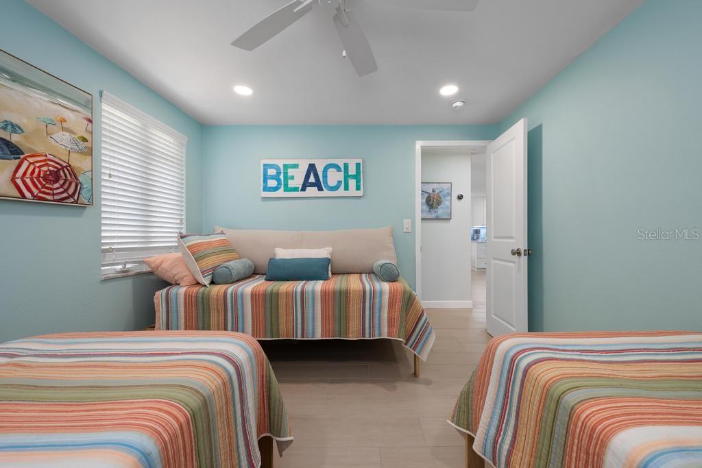 406 BAY PALMS DR
