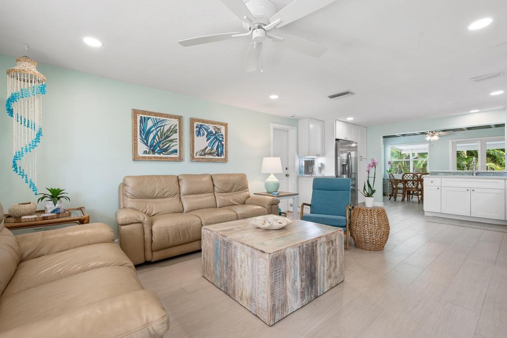 406 BAY PALMS DR