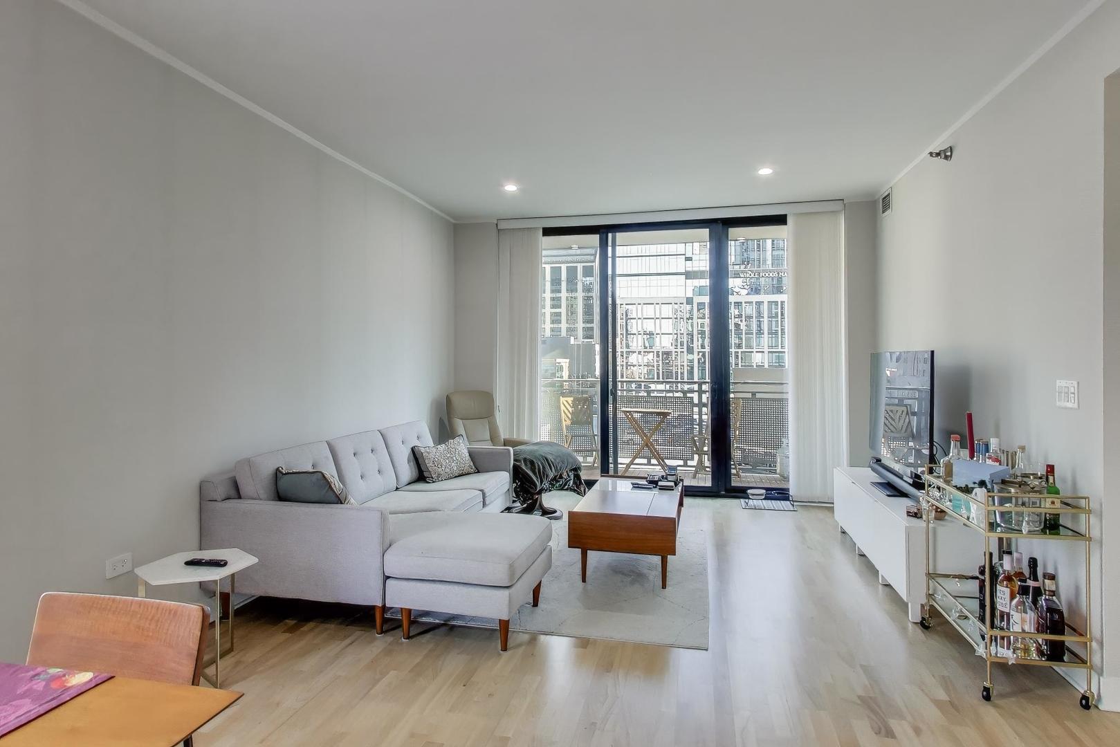 744 N Clark Street Unit: 505