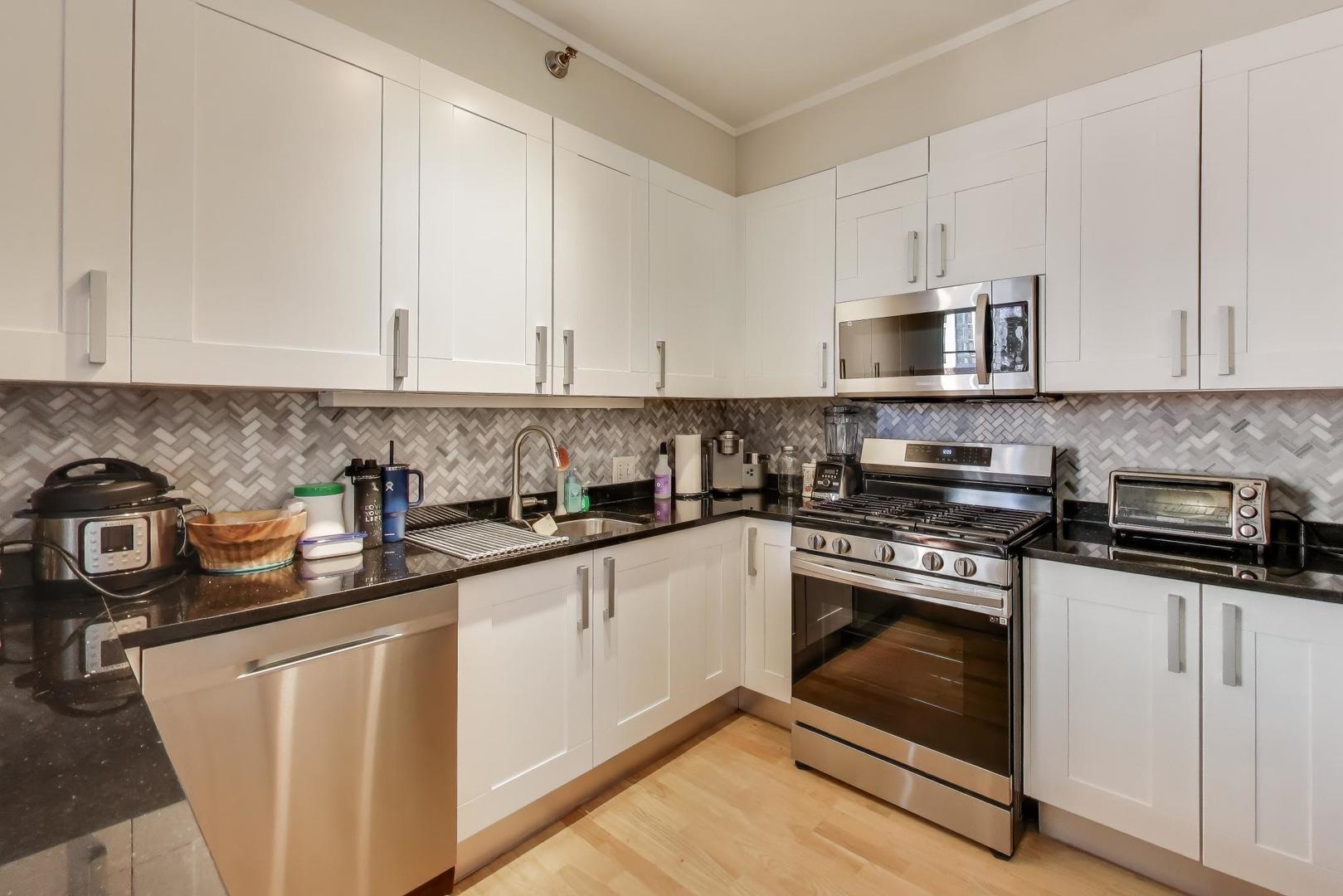 744 N Clark Street Unit: 505