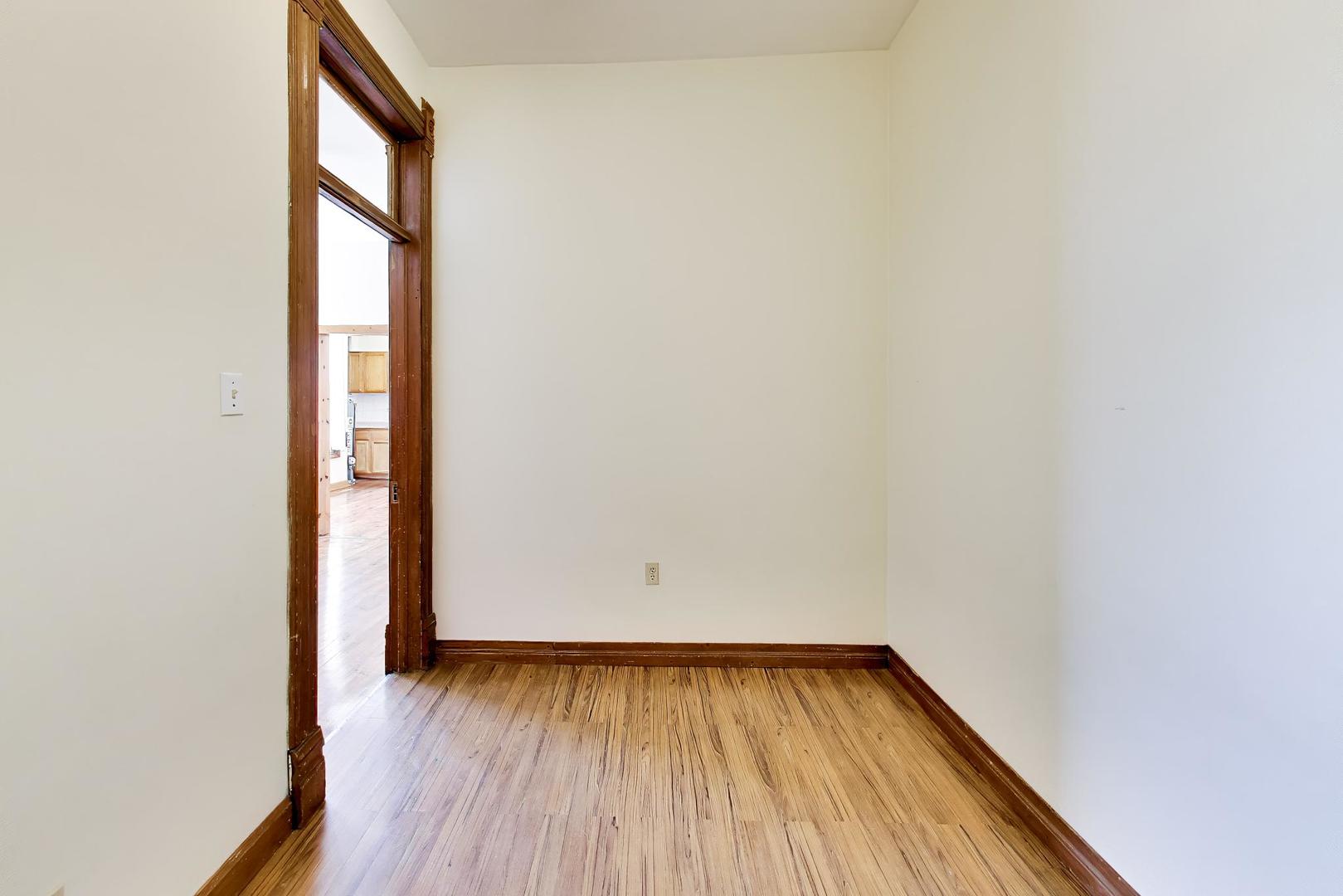 2338 S Blue Island Avenue Unit: 2F