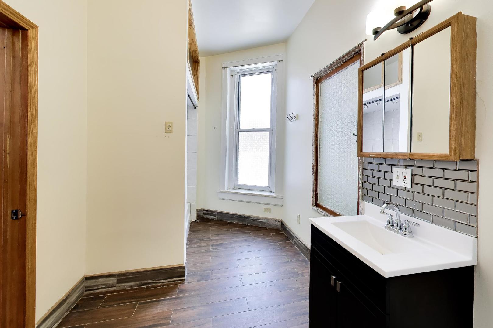 2338 S Blue Island Avenue Unit: 2F