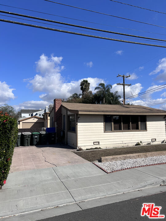 330 University Dr