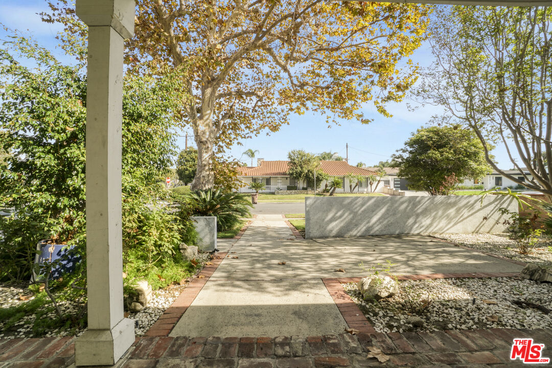 9251 Greenwich Ln