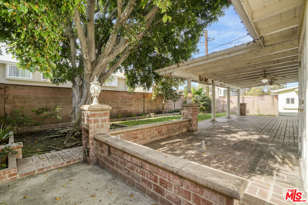 9251 Greenwich Ln