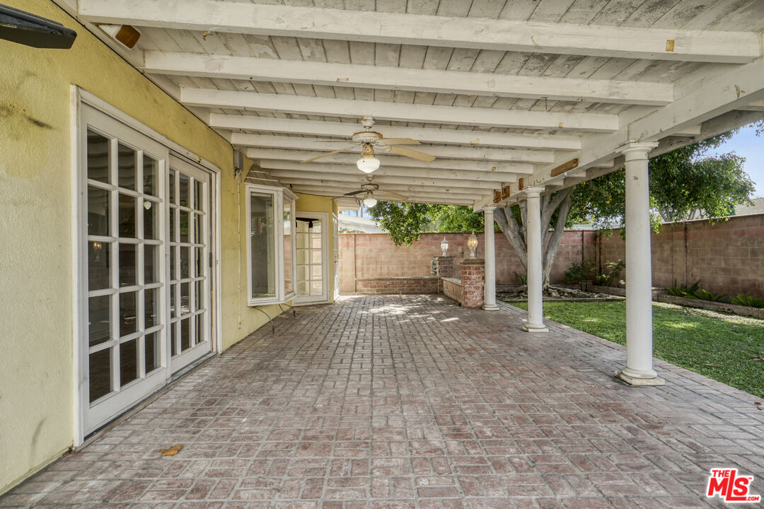 9251 Greenwich Ln